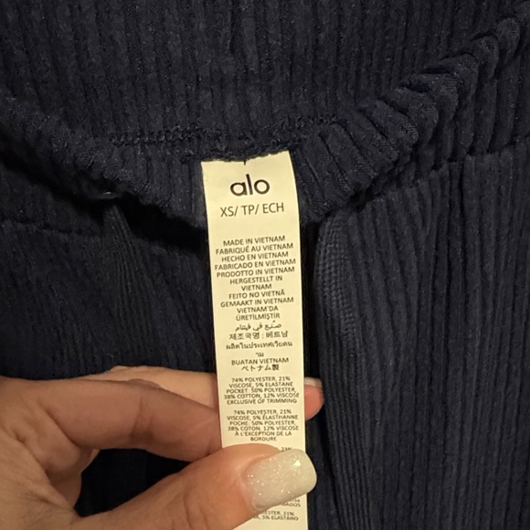 ALO Yoga Muse Wide Leg Pant - Picture 4 of 7